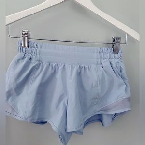 LULULEMON SIZE 4 2.5” HOTTY HOT LOW-RISE SHORTS IN LIGHT BLUE